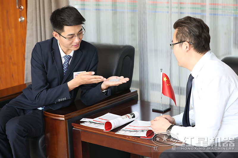销售经理面对面与客户交流华体会官方网页版-华体会(中国)
情况